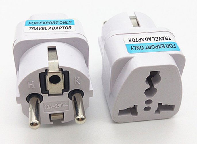 Univerzální adaptér redukce 110V - 220V 10A pro cestování