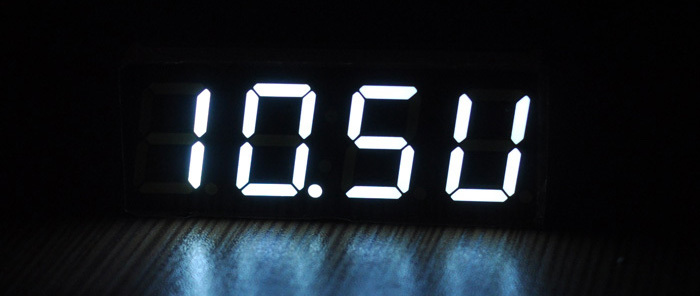 SMA-42 3v1 Vestavný digitální teploměr, hodiny a voltmetr do auta