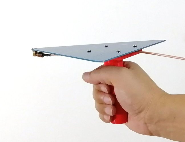 UWB Wifi směrová anténa 800MHz-6GHz