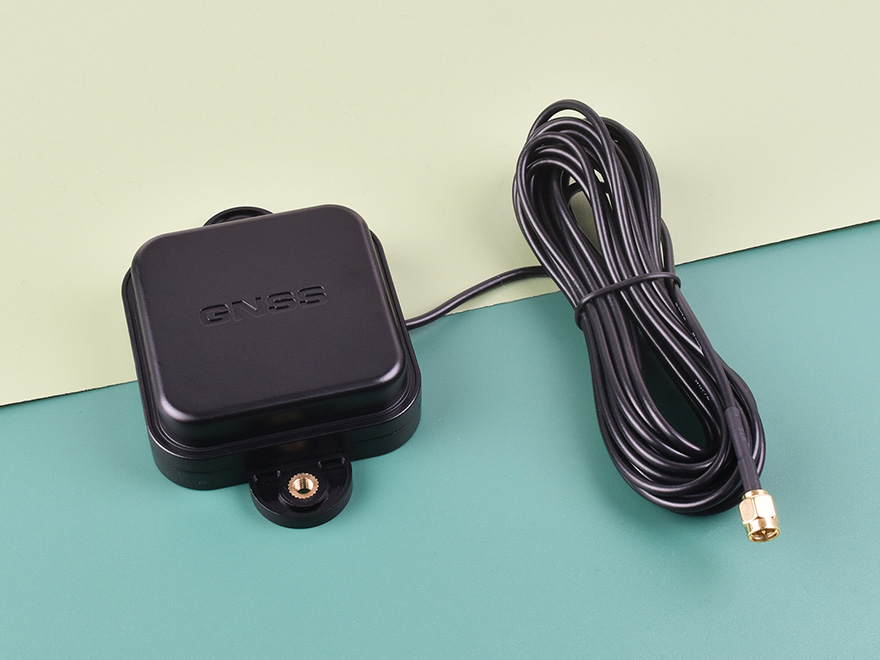 Aktivní vícefrekvenční anténa GNSS